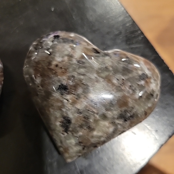 Heart-Shaped Yooperlite UV Reactive - Picture 4 of 5